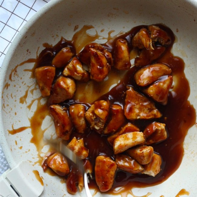 mixing the sauce with chicken